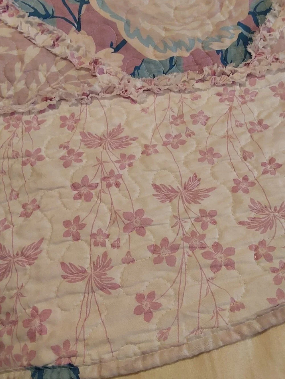 🌺 Vintage Ruffled Floral Patchwork Quilt/Bedspread